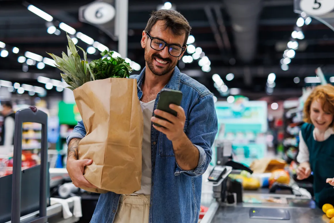 HAVN member checking their wage access balance at checkout